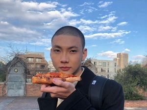Gaya Keren Adam Rosadi, Pacar Baru Agnez Mo saat Jajan Pizza