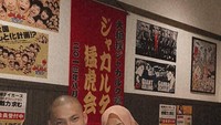 Siapa sangka, di balik sosoknya ternyata Adam Rosadi dekat dengan ibu. Ini momennya bersama sang ibu saat makan di restoran Jepang. Foto: Instagram @adamrxsydi