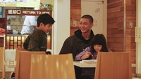 Momen ini adalah keseruan Adam Rosadi saat berkunjung ke restoran. Ditemani dengan dua bocah sambil menunggu pesanan tiba. Foto: Instagram @adamrxsydi