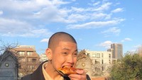 Nah, ini dia pose Adam Rosadi yang bikin netizen gemas. Berpose candid sambil menggigit sepotong pizza favoritnya. Foto: Instagram @adamrxsydi