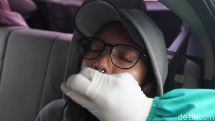 Angka Tes COVID-19 RI Jauh dari Target Menteri Koordinator Bidang Maritim dan Investasi (Menko Marves) Luhut Binsar Pandjaitan menargetkan testing COVID-19 sebanyak 400 ribu per hari.