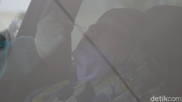 Angka Tes COVID-19 RI Jauh dari Target Menteri Koordinator Bidang Maritim dan Investasi (Menko Marves) Luhut Binsar Pandjaitan menargetkan testing COVID-19 sebanyak 400 ribu per hari.