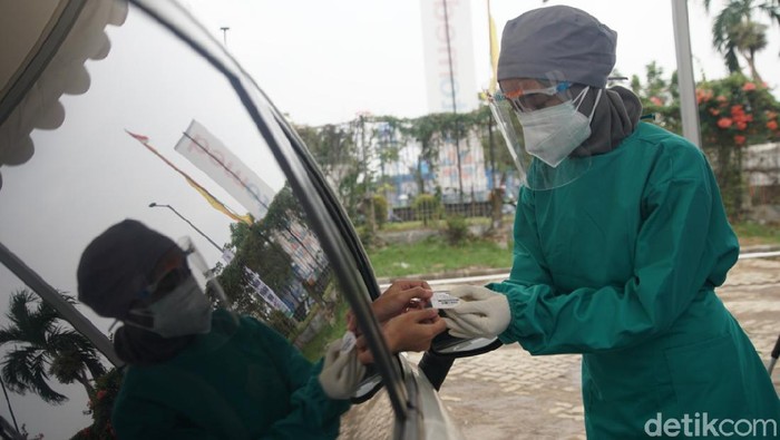 Angka Tes COVID-19 RI Jauh dari Target Menteri Koordinator Bidang Maritim dan Investasi (Menko Marves) Luhut Binsar Pandjaitan menargetkan testing COVID-19 sebanyak 400 ribu per hari.