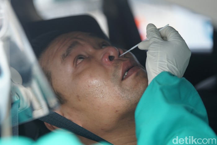 Menteri Koordinator Bidang Maritim dan Investasi (Menko Marves) Luhut Binsar Pandjaitan menargetkan testing COVID-19 sebanyak 400 ribu per hari.