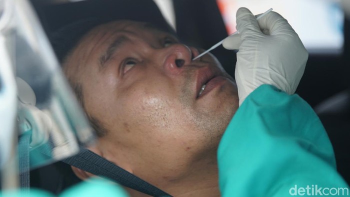 Angka Tes COVID-19 RI Jauh dari Target Menteri Koordinator Bidang Maritim dan Investasi (Menko Marves) Luhut Binsar Pandjaitan menargetkan testing COVID-19 sebanyak 400 ribu per hari.