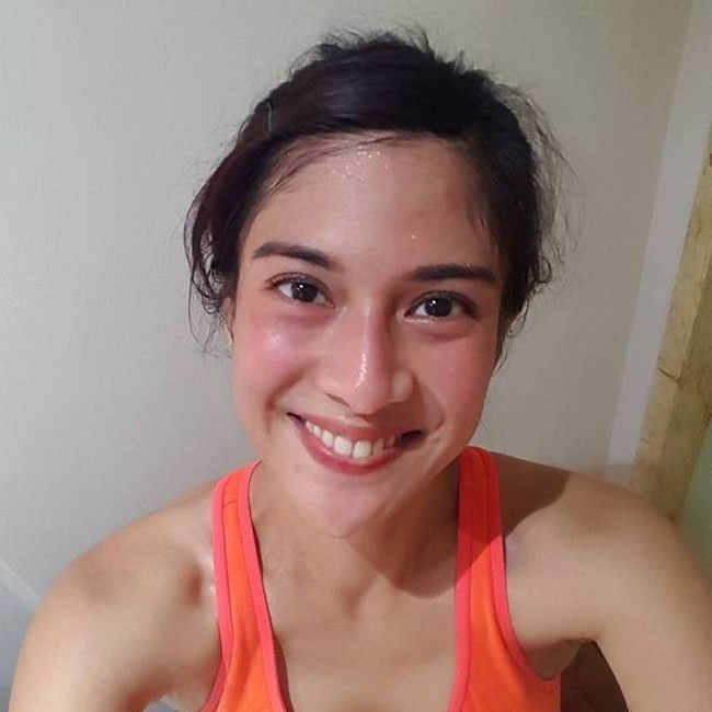 Penampilan Dian Sastrowardoyo tanpa makeup setelah olahraga. Dian tampak segar dengan pipi pink merona alami. Tak heran fotonya ini mendapatkan banyak pujian. Foto: Instagram