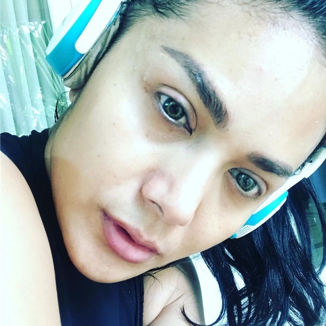 Biasa tampil dengan makeup glamour, Krisdayanti melepas atribut makeupnya ketika olahraga. Begini penampilan sang diva saat tanpa makeup. Foto: Instagram