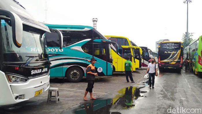 Kartu vaksinasi jadi syarat tambahan untuk berpergian. Di terminal bus Tanjung Priok, petugas sudah melakukan pemeriksaan bukti vaksinasi dari penumpang.