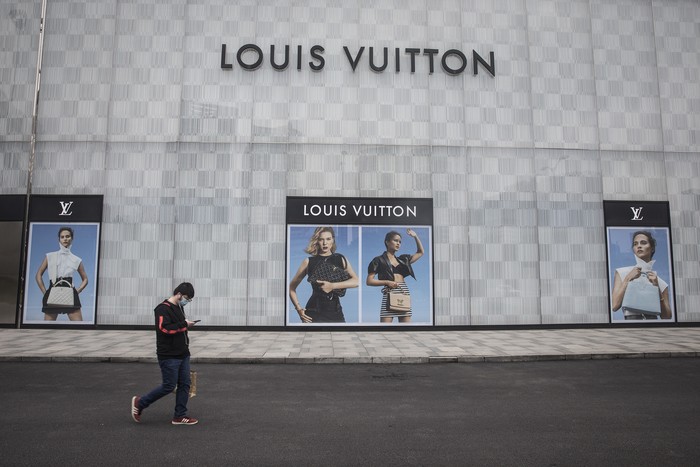 Butik Louis Vuitton WUHAN, CHINA - MARCH 30: (CHINA OUT) A man wearing a face mask passes a Louis Vuitton store outside Wuhan international plaza on March 30, 2020 in Hubei Province, China. Wuhan, the central Chinese city where the coronavirus (COVID-19) first emerged last year, will lift the lockdown on April 8, local media reported. (Photo by Getty Images)