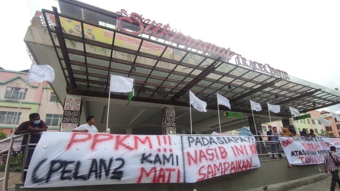 Demo para pedagang di Pekanbaru (Raja-detikcom)