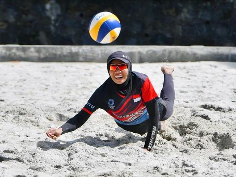 Dhita Juliana atlet voli pantai.