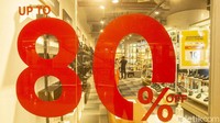 Diskon yang mencapai 80 persen pun lantas dikunjungi warga yang datang ke mal ini.  