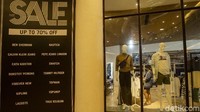 Anak umur 12 tahun ke bawah dan di atas 70 tahun akan dilarang untuk masuk ke dalam mal dan pusat perbelanjaan sementara ini.  