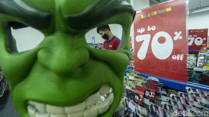 Diskon Menggoda Saat Mal Baru Buka Pemberlakuan Pembatasan Kegiatan Masyarakat (PPKM) level 4 masih terus berlangsung hingga 10 Agustus, namun kini sejumlah pusat perbelanjaan di Jakarta telah kembali buka beberapa tenan langsung diskon gede-gedean !