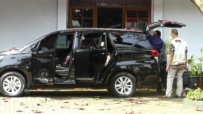 Petugas berompi KPK mengamankan dua koper hitam terkait dugaan kasus korupsi Dinas PUPR Banjarnegara.