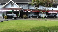 Setelah tim tersebut meninggalkan rumah dinas dan kantor Bupati Banjarnegara, disusul petugas polisi yang sebelumnya berjaga juga meninggalkan lokasi.