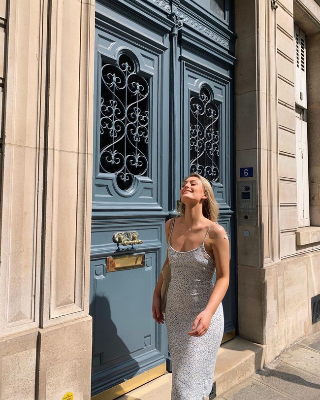 Ia mengaku terpikir untuk pindah dari rutinitas biasa setelah merasa terkekang dengan lockdown sehingga tak bisa melakukan pekerjaan seperti biasa di sebuah brand kecantikan terkenal. Aku juga baru putus yang membuat jiwa katalisku ingin pindah dan suatu hari aku pergi ke rumah saudariku dan menangis dan dia bercana menyarankanku untuk pergi ke tempat baru seperti Paris, kata Eden. Foto: Instagram @edenmorrissey