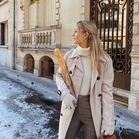 Tugasnya di keseharian adalah mengurus anak termuda keluarga itu, termasuk menjemput dari sekolah, memasak, memandikan, hingga mengantarnya tidur. Bisa dibilang pekerjaannya seperti seorang pengasuh yang bisa sekaligus mengajar. Tugas utamaku adalah untuk meningkatkan kemampuan bahasa Inggrisnya. Ketika aku pertama kali datang, dia tidak bicara bahasa Inggris sama sekali dan sekarang kami bisa berbicara dengan bahasa Inggris sepenuhnya, kata Eden. Foto: Instagram @edenmorrissey