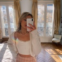 Sejak dirilisnya serial Emily in Paris yang dibintagi Lily Collins, banyak wanita meromantisasi kehidupan di Paris yang dianggap estetik. Tapi tak sedikit pula yang membantah dan mengatakan jika kota romantis itu punya sisi kumuh dan kurang ramah. Dikatakan jika orang asing sulit untuk berteman di sana. Bagaimana dengan Eden? Foto: Instagram @edenmorrissey