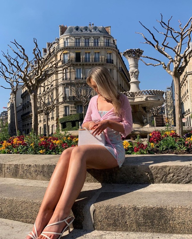 Ada banyak au pair di Paris dan kamu bisa bergabung dengan grup Facebook di mana kamu bertemu teman baru. Aku datang di hari Rabu dan bertemu seseorang di hari pertama, kamu harus bergaul dan kebanyakan au pair saling berteman. Pada malam harinya aku merasa sendiri tapi host family-ku membawaku jalan-jalan di sekitar perumahan dan aku dengan cepat beradaptasi di Paris, jelasnya. Foto: Instagram @edenmorrissey