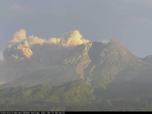 Penampakan Gunung Merapi Luncurkan Awan Panas Pagi ini