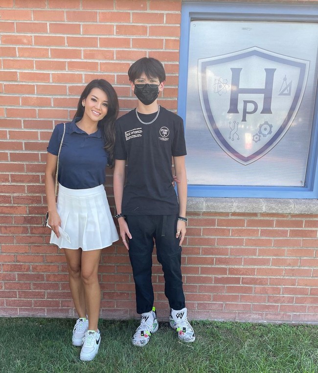 Farah Quinn tampil casual memakai rok mini dan kaus saat mengantar anaknya Armand Quinn mengambil gadget ke sekolah. Sang anak bersekolah di salah satu sekolah menengah di Arizona, Amerika Serikat. Foto: Instagram Farah Quinn