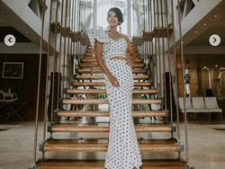 7 Gaya Farah Quinn yang Dikira Siswi Saat Antar Putranya Sekolah di AS