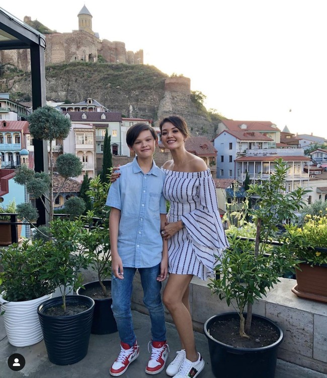 Farah Quinn bukan sekali ini saja mengunggah penampilannya saat bersama putranya Armand Quinn yang kini berusia 14 tahun. Dalam berbagai kesempatan, dia kerap menampilkan foto kebersamaan dengan Armand dan anak perempuannya, Amaira. Foto: Dok. Instagram @ farahquinnofficial