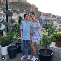 Farah Quinn bukan sekali ini saja mengunggah penampilannya saat bersama putranya Armand Quinn yang kini berusia 14 tahun. Dalam berbagai kesempatan, dia kerap menampilkan foto kebersamaan dengan Armand dan anak perempuannya, Amaira. Foto: Dok. Instagram @ farahquinnofficial