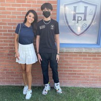 Farah Quinn tampil casual memakai rok mini dan kaus saat mengantar anaknya Armand Quinn mengambil gadget ke sekolah. Sang anak bersekolah di salah satu sekolah menengah di Arizona, Amerika Serikat. Foto: Instagram Farah Quinn