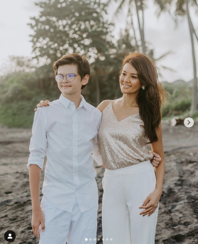 Farah Quinn yang dikira siswi oleh pihak sekolah anaknya itu berulang tahun yang ke-41 pada 8 April 2021 kemarin. Tetap terlihat seksi dan bugar di usia kepala empat, Farah menerapkan gaya hidup sehat dalam kesehariannya. Foto: Dok. Instagram @ farahquinnofficial