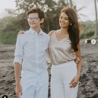 Farah Quinn yang dikira siswi oleh pihak sekolah anaknya itu berulang tahun yang ke-41 pada 8 April 2021 kemarin. Tetap terlihat seksi dan bugar di usia kepala empat, Farah menerapkan gaya hidup sehat dalam kesehariannya. Foto: Dok. Instagram @ farahquinnofficial