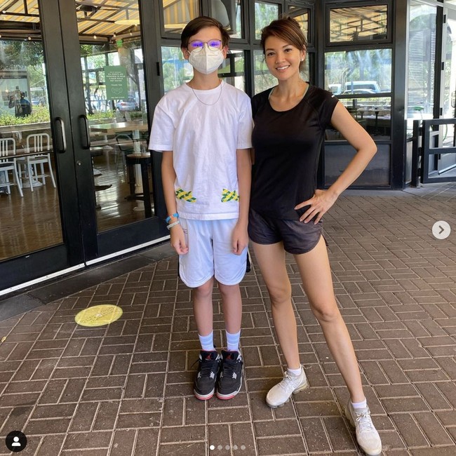 Farah Quinn juga mengungkapkan sebelumnya dia bukan hanya dikira sebagai siswi oleh pihak sekolah anaknya. “Mamong ditawarin join cheerleader team karena dikira siswi lagi sama guru yang lain 🙈🤣 Hahahaha GR GR seneng, Mamong masih dikirain ABG,” tulisnya lagi di Instagram @farahquinnofficial. Foto: Dok. Instagram @ farahquinnofficial