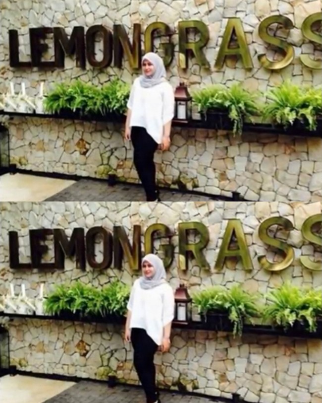 Dalam gaya sehari-hari, Mona Rizqia yang berhijab lebih suka tampil casual dan simpel. Ia mengenakan blouse putih, hijab abu-abu dan celana hitam saat foto OOTD di depan cafe. Foto: Dok. Youtube GoodNewsTodayCelebrity.