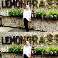 Dalam gaya sehari-hari, Mona Rizqia yang berhijab lebih suka tampil casual dan simpel. Ia mengenakan blouse putih, hijab abu-abu dan celana hitam saat foto OOTD di depan cafe. Foto: Dok. Youtube GoodNewsTodayCelebrity.