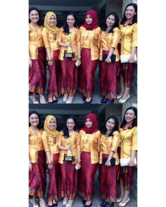 Inilah gaya hijab Mona saat menjadi bridesmaid. Dia dan para sahabatnya kompak mengenakan kebaya kutu baru modern dan rok warna merah marun. Mona memakai hijab segi empat merah marun. Foto: Dok. Youtube GoodNewsTodayCelebrity.