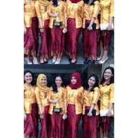 Inilah gaya hijab Mona saat menjadi bridesmaid. Dia dan para sahabatnya kompak mengenakan kebaya kutu baru modern dan rok warna merah marun. Mona memakai hijab segi empat merah marun. Foto: Dok. Youtube GoodNewsTodayCelebrity.