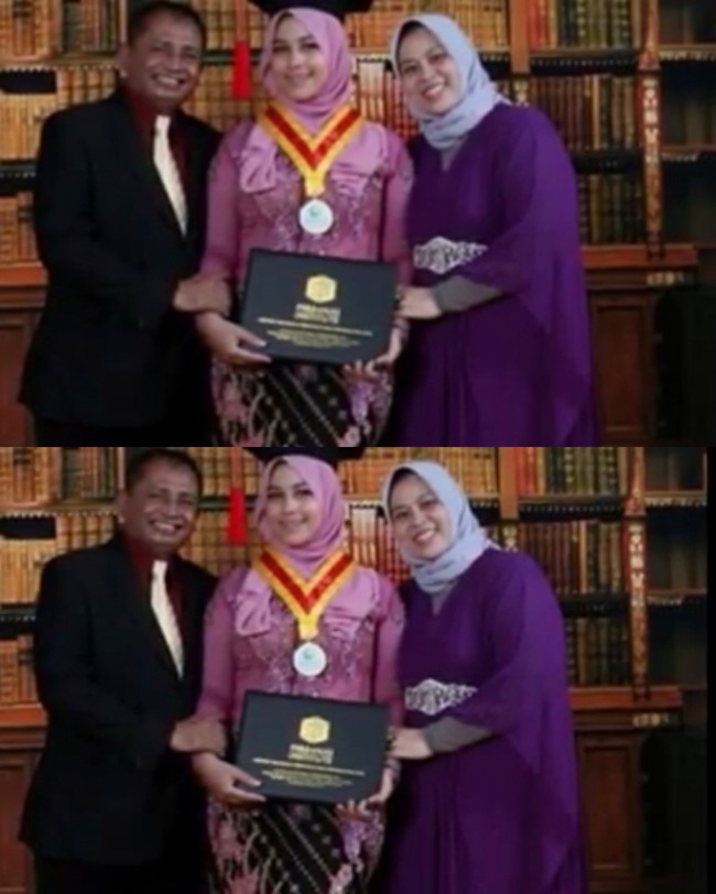 Mubarak yang dikenal dengan nama Kadir adalah pelawak legendaris Tanah air dengan ciri khas logat Madura. Kadir memiliki enam puteri cantik, salah satunya Mona Rizqia Mubarak. Dalam foto lawas ini terlihat Mona berpose didampingi ayahnya Kadir dan ibunya Safia Nur Syafiah setelah lulus kuliah di Perbanas Institute, . Foto: Dok. Youtube GoodNewsTodayCelebrity.