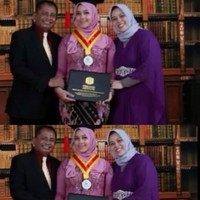 Mubarak yang dikenal dengan nama Kadir adalah pelawak legendaris Tanah air dengan ciri khas logat Madura. Kadir memiliki enam puteri cantik, salah satunya Mona Rizqia Mubarak. Dalam foto lawas ini terlihat Mona berpose didampingi ayahnya Kadir dan ibunya Safia Nur Syafiah setelah lulus kuliah di Perbanas Institute, . Foto: Dok. Youtube GoodNewsTodayCelebrity.