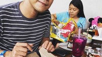 Hobi kulinerannya itu bahkan masih berlanjut sesaat setelah ia melakukan operasi. Pizza sambal matah menjadi kudapan yang dipilihnya untuk menenangkan diri setelah melakukan rangkaian operasi. Foto: Instagram/dorfel_dave