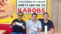 David NOAH juga seringkali mengunjungi beberapa bisnis kuliner milik temannya dan mendukungnya. Salah satunya seperti momen mengunjungi kedai kebab milik temannya dan tak lupa untuk mencicipi rasa kebab yang lezat. Foto: Instagram/dorfel_dave