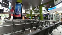 Kursi tunggu sebelum memasuki peron tampak sepi.