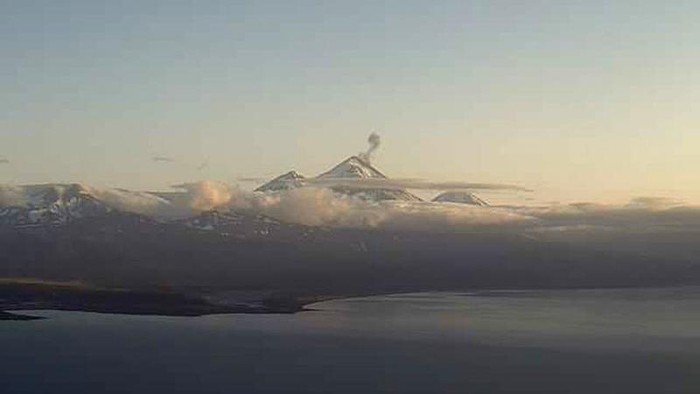 Gunung Pavlof di Alaska erupsi