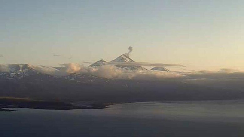 Gunung Pavlof di Alaska Gunung Pavlof di Alaska erupsi
