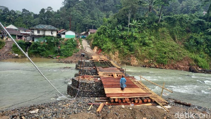 Jembatan Muhara di Lebak roboh usai hujan lebat