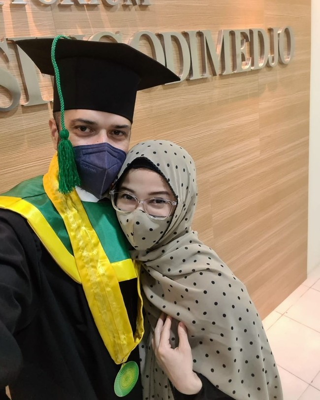 Mendampingi Primus menjalani acara wisuda, Jihan Fahira memakai hijab pashmina ivory motif polkadot yang serasi dengan masker kain.  Foto: Instagram @jihanfahirareal