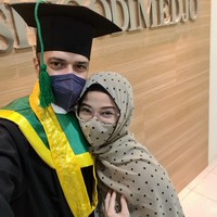 Mendampingi Primus menjalani acara wisuda, Jihan Fahira memakai hijab pashmina ivory motif polkadot yang serasi dengan masker kain.  Foto: Instagram @jihanfahirareal