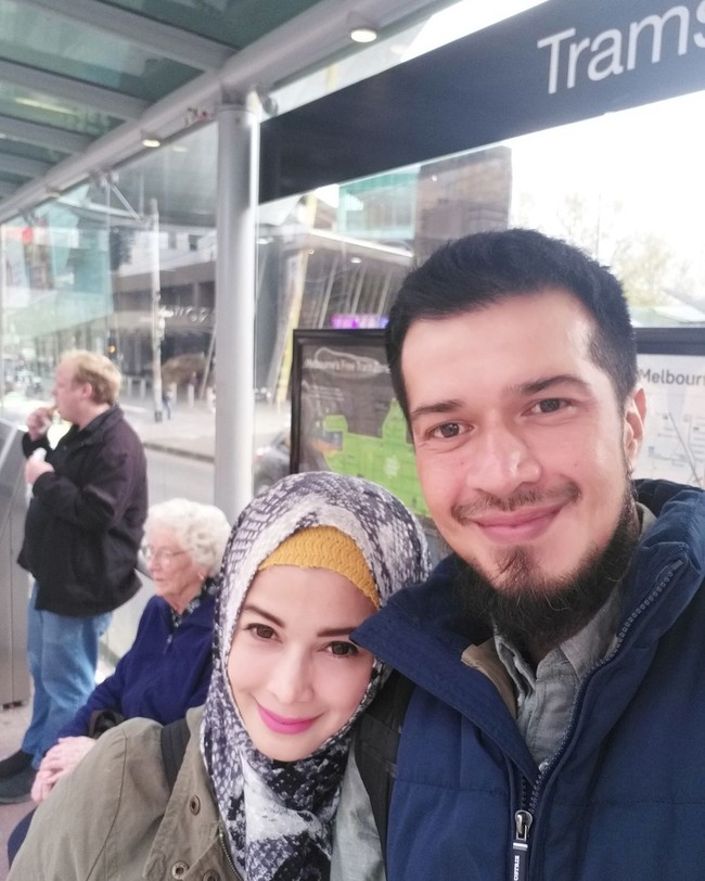 Setelah menikah dan hijrah, Jihan Fahira menghilang dari dunia hiburan. Meski demikian kecantikan Jihan Fahira seolah tak luntur. Dia tetap cantik dan awet muda. Siapa sangka Jihan Fahira berusia 44 tahun. Foto: Instagram @jihanfahirareal