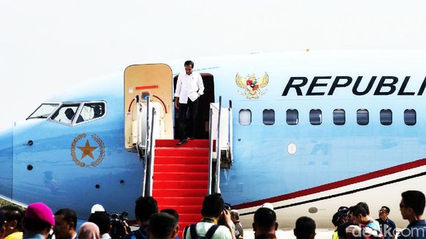 Jokowi Menuruni Tangga Pesawat Kepresidenan