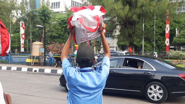 Jokowi sambangi terminal Grogol, warga berebut sembako